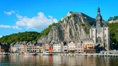 Dinant kasabası, Dinant Kalesi ve Meuse Nehri üzerindeki Notre Dame de Dinant Kolej Kilisesi manzarası. Belçika