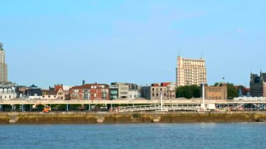 Belçika 'nın Scheldt Nehri üzerindeki Antwerp manzarası. Yatay kamera tavasıyla