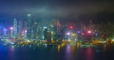 Aydınlatılmış Hong Kong gökdelenlerinin hava zaman çizelgesi şehir merkezindeki gökdelenlerin akşamları. Hong Kong, Çin. Uzaklaştırma efekti