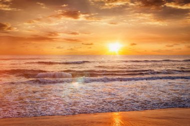 Plaj tatili arka planı. Huzurlu, sakin bir sabah güneşi sahilde. Chennai, Hindistan