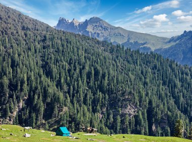 Himalaya Dağları'nda kamp çadırı