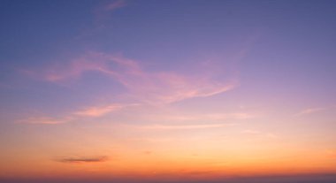 Gün batımından sonra güzel dramatik manzara gökyüzü arkaplanı gün batımından sonra