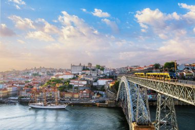 Porto şehri ve Douro nehri manzarası ve Dom Luis köprüsü ünlü turist bakış açısıyla gün batımında Miradouro do Jardim do Morro 'dan tramvayla. Porto, Vila Nova de Gaia, Portekiz