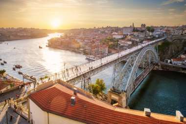 Porto şehri, Douro nehri ve Dom Luis köprüsü ünlü turist bakış açısıyla gün batımında Miradouro da Serra do Pilar. Porto, Vila Nova de Gaia, Portekiz