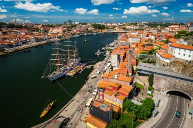 Porto şehri, Vila Nova de Gaia ve Douro Nehri 'nin havadan görünüşü Dom Luis Köprüsü I. Porto, Portekiz' den demirli bir yelkenli gemisiyle.