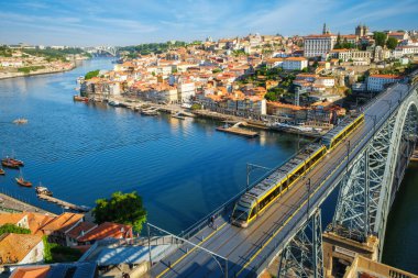 Porto şehri, Douro nehri ve Dom Luis köprüsü ünlü turist bakış açısı Miradouro da Serra do Pilar 'dan metro tramvayı ile. Porto, Vila Nova de Gaia, Portekiz