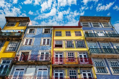 Portekiz 'in Porto şehrindeki geleneksel renkli evlerin manzarası
