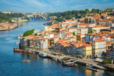 Günbatımında Porto şehri ve Douro nehrinin hava manzarası ünlü turist bakış açısıyla Miradouro da Serra do Pilar. Porto, Vila Nova de Gaia, Portekiz
