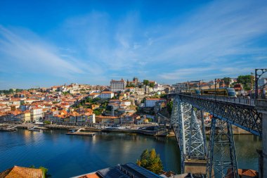 Porto şehri, Douro nehri ve Dom Luis köprüsü manzarası ünlü turist bakış açısı Miradouro do Jardim do Morro 'dan metro tramvayı ile. Porto, Vila Nova de Gaia, Portekiz