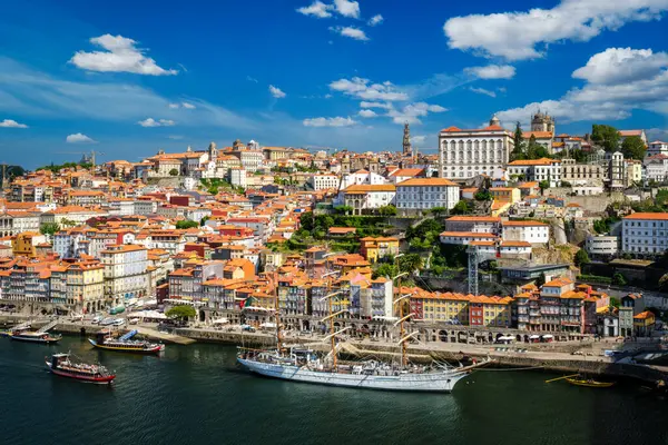 Porto şehri ve Douro nehrinin Dom Luis Köprüsü I. Porto, Portekiz 'den demirli yelkenli gemisiyle hava manzarası.