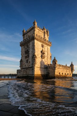 Belem Kulesi veya St. Vincent Kulesi - Lisboa 'nın ünlü turizm merkezi - gün batımında Tagus Nehri Tejo kıyısında. Lizbon, Portekiz