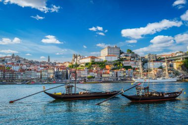 Porto şehri ve Douro nehri manzarası liman şarabı fıçıları olan geleneksel tekneler ve ünlü turist bakış açısı Marginal de Gaia nehir kıyısından yelkenli gemi. Porto, Vila Nova de Gaia, Portekiz