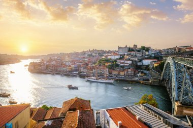 Porto şehri ve Douro nehri manzarası ve Dom Luis köprüsü ünlü turist bakış açısıyla gün batımında Miradouro do Jardim do Morro. Porto, Vila Nova de Gaia, Portekiz