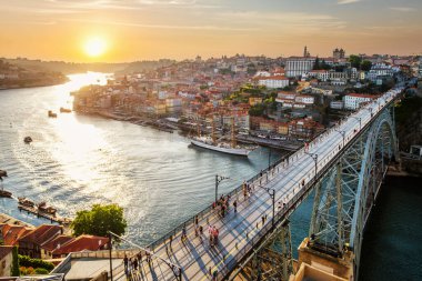 Porto şehri, Douro nehri ve Dom Luis köprüsü ünlü turist bakış açısıyla gün batımında Miradouro da Serra do Pilar. Porto, Vila Nova de Gaia, Portekiz