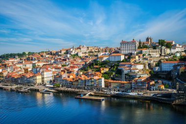 Günbatımında Porto şehri ve Douro nehrinin ünlü turist bakış açısına göre Miradouro da Serra do Pilar görülebilir. Porto, Vila Nova de Gaia, Portekiz