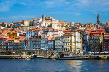 Günbatımında Porto şehri ve Douro nehrinin ünlü turist bakış açısına göre Miradouro da Serra do Pilar görülebilir. Porto, Vila Nova de Gaia, Portekiz