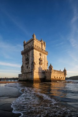 Belem Kulesi veya St. Vincent Kulesi - Lisboa 'nın ünlü turizm merkezi - gün batımında Tagus Nehri Tejo kıyısında. Lizbon, Portekiz