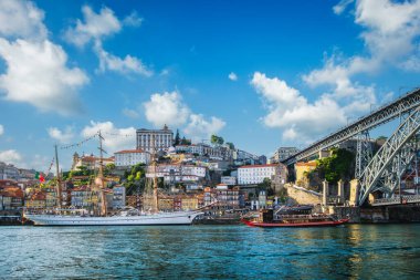 Porto şehri ve Douro nehri manzarası liman şarabı fıçıları olan geleneksel tekneler ve ünlü turist bakış açısı Marginal de Gaia nehir kıyısından yelkenli gemi. Porto, Vila Nova de Gaia, Portekiz