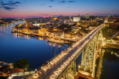 Porto şehri, Douro nehri ve Dom Luis köprüsünün ünlü turist bakış açısı Miradouro da Serra do Pilar 'ın akşam alacakaranlığı manzarası. Porto, Vila Nova de Gaia, Portekiz