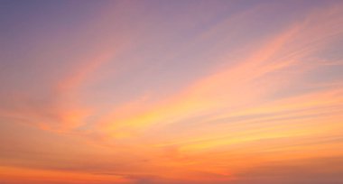 Gün batımından sonra güzel dramatik manzara gökyüzü arkaplanı gün batımından sonra