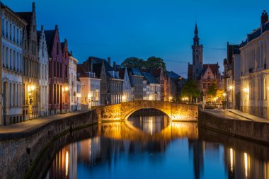 Avrupa Ortaçağ gecesi şehir görünümü arka plan - akşamları, Belçika bruges (brugge) kanal