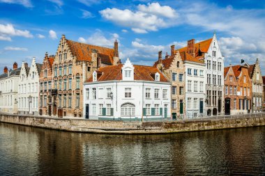 Benelux Avrupa seyahat kavramı - Bruges Kanalı 'nın ünlü manzarası ve ortaçağ mimarisinin eski tarihi evleri. Brugge, Belçika
