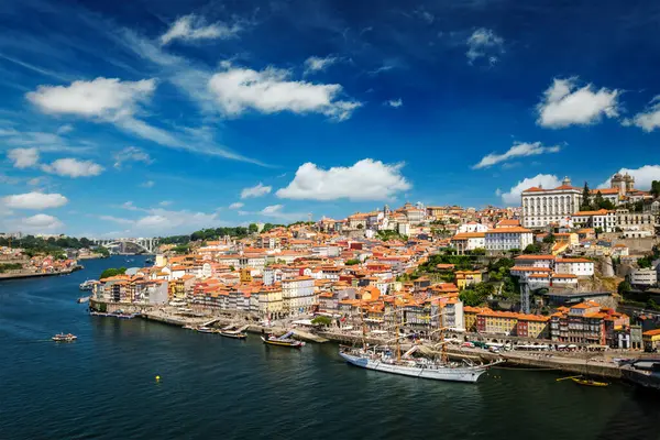 Porto şehri ve Douro nehrinin Dom Luis Köprüsü I. Porto, Portekiz 'den demirli yelkenli gemisiyle hava manzarası.