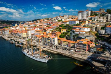 Porto şehri ve Douro nehrinin Dom Luis Köprüsü I. Porto, Portekiz 'den demirli yelkenli gemisiyle hava manzarası.