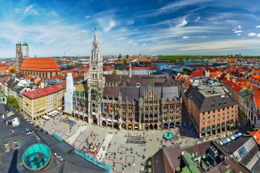 Hava balık Münih - marienplatz, neues rathaus ve Aziz peter Kilisesi frauenkirche görünümü göz. Munich, Almanya