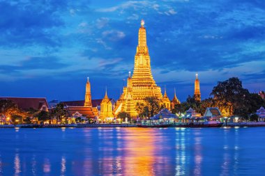 Şafak Tapınağı Wat Arun (Wat Arun Ratchawararam Ratchawaramahawihan - Şafak Tapınağı) ünlü turistik mekan. Bangkok, Tayland