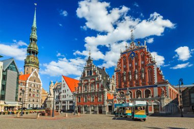 Riga Belediye Meydanı, Siyahların Evi ve St. Peter Kilisesi, Riga, Letonya