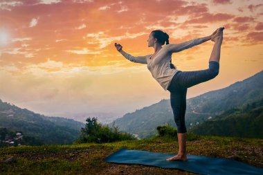 Yoga yapan kadın, Natarajasana, dans kralı Himalayalar 'da poz veriyor.