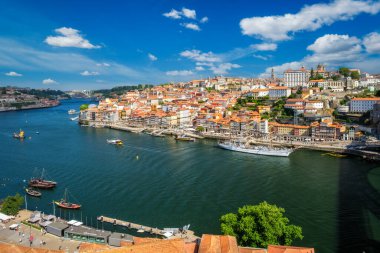 Porto şehri, Vila Nova de Gaia ve Douro Nehri 'nin havadan görünüşü Dom Luis Köprüsü I. Porto, Portekiz' den demirli bir yelkenli gemisiyle.