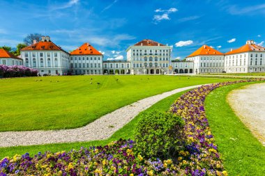 Nymphenburg Sarayı 'nın önündeki çiçek tarhında. Münih, Bavyera, Almanya