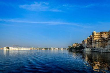 Romantik Hindistan lüks turizm geçmişi - Udaipur Şehir Sarayı ve Pichola Gölü 'ndeki Lake Palace. Udaipur, Rajasthan, Hindistan