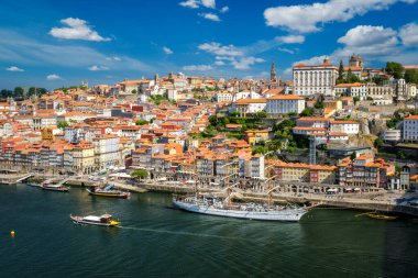 Dom Luis Köprüsü 'nden demirlemiş yelkenli gemisiyle Porto şehri ve Douro nehrinin hava manzarası. Porto, Portekiz