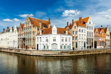 Benelux Avrupa seyahat kavramı - Bruges Kanalı 'nın ünlü manzarası ve ortaçağ mimarisinin eski tarihi evleri. Brugge, Belçika