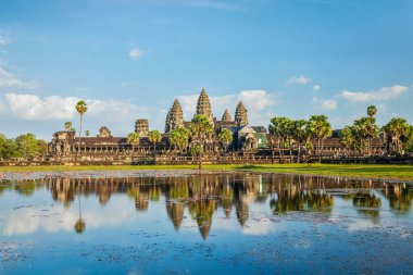 Ünlü Kamboçya simgesi ve Angkor Wat 'ın turistik cazibesi suya yansıyor. Kamboçya, Siem Reap