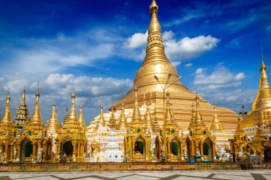 Myanmar 'ın ünlü kutsal mekanı ve turistik mekan Shwedagon Paya pagoda. Yangon, Myanmar.