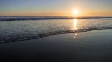 Fonte da Telha sahilinde dalgalanan dalgalarla Atlantik Okyanusu 'nun batışı, Costa da Caparica, Portekiz