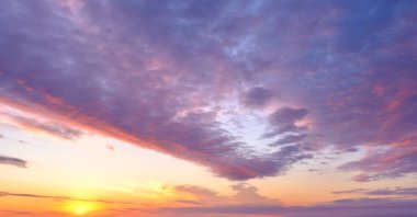 Gün batımından sonra güzel dramatik manzara gökyüzü arkaplanı gün batımından sonra
