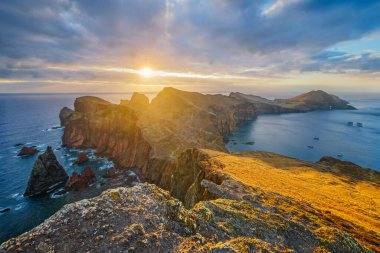 Madeira Adası manzaralı engebeli manzara - Ponta do Sao Lorenco pelerini gün doğumunda, Miradouro do Abismo bakış açısı. Madeira, Portekiz