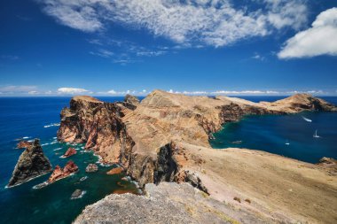 Madeira Adası manzaralı engebeli manzara - Ponta do Sao Lorenco pelerini, Miradouro do Abismo bakış açısı. Madeira, Portekiz