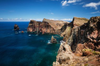 Madeira Adası manzaralı engebeli manzara - Ponta do Sao Lorenco pelerini, Miradouro do Abismo bakış açısı. Madeira, Portekiz