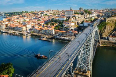 Porto şehri, Douro nehri ve Dom Luis köprüsü ünlü turist bakış açısı Miradouro da Serra do Pilar 'dan metro tramvayı ile. Porto, Vila Nova de Gaia, Portekiz