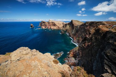 Madeira Adası manzaralı engebeli manzara - Ponta do Sao Lourenco pelerini, Miradouro do Abismo bakış açısı. Madeira, Portekiz