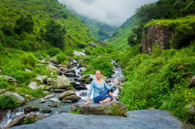 Yoga - kadının Ardha matsyendrasanaasana asana yapması Panoraması - yarım spinal büküm poz Himalayalar Hindistan'da tropik şelale, açık havada egzersiz. Panoramik görüntü