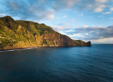 Madeira kayalıkları kıyı manzarasının gündoğumunda, Guindaste bakış açısı, Madeira adası, Portekiz