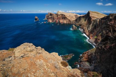 Madeira Adası manzaralı engebeli manzara - Ponta do Sao Lourenco pelerini, Miradouro do Abismo bakış açısı. Madeira, Portekiz