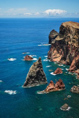 Madeira Adası manzaralı engebeli manzara - Ponta do Sao Lourenco pelerini, Miradouro do Abismo bakış açısı. Madeira, Portekiz